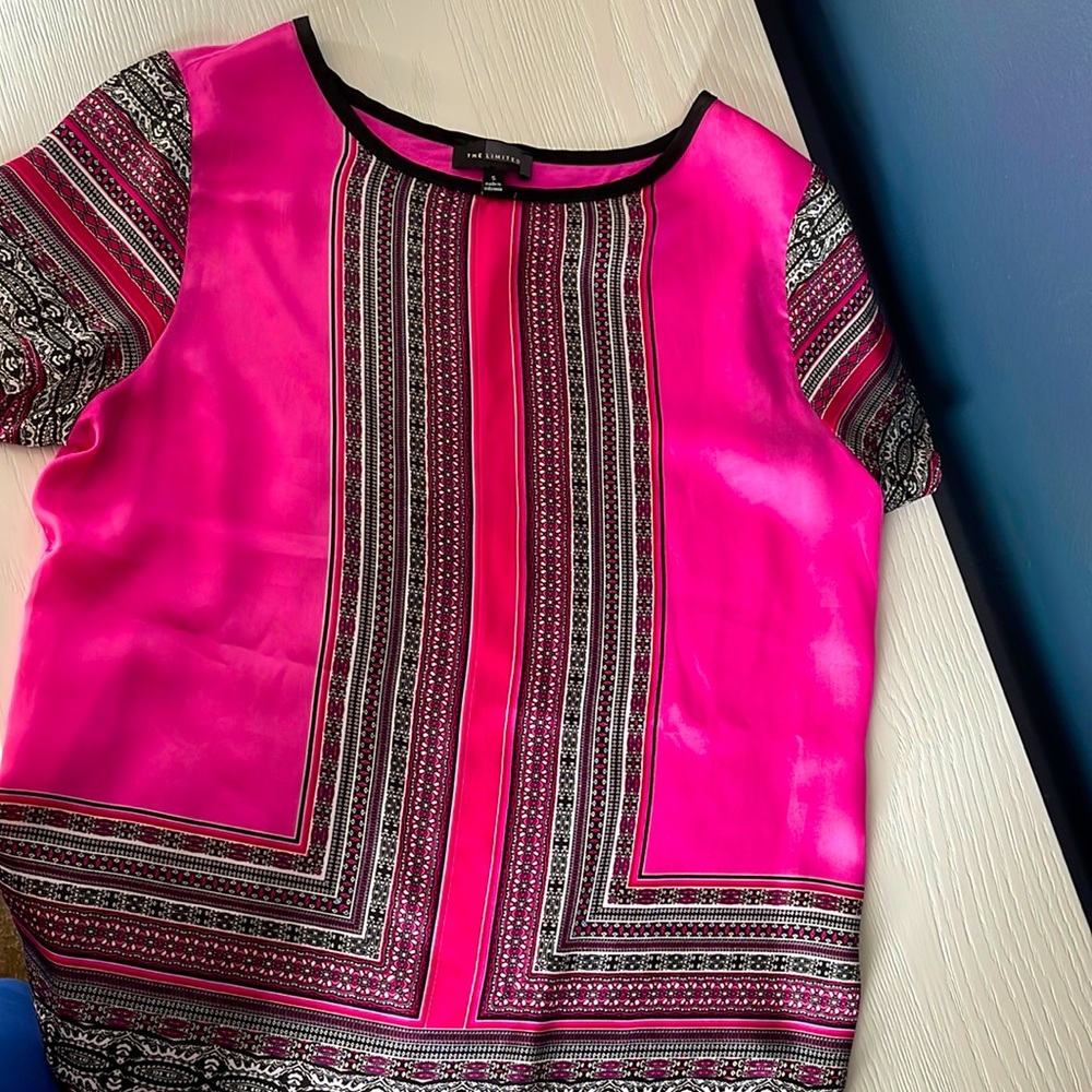 Limited print short sleeve top